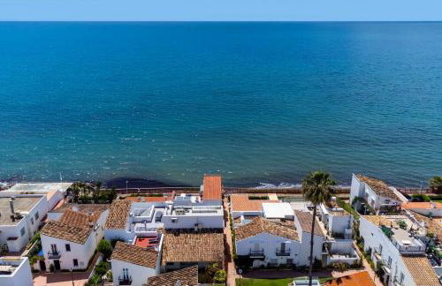 First Row Beach Villa - Photo 48