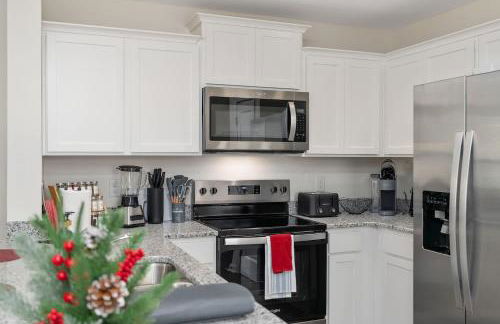 Stylish 3BR Getaway across Bristol Speedway - Foto 33