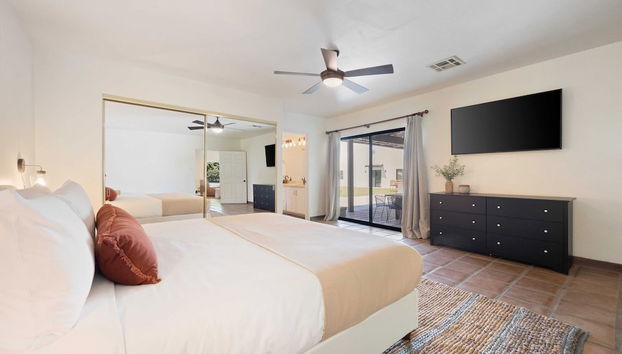 Starlight Estate by Avantstay 26 People! Architectual Mansion w/ Pool, Tennis Court, Game Room - Photo 4, Chambre