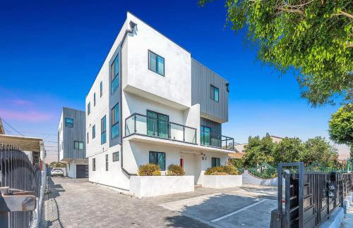 Luxury Townhome with Gated Parking and Private Balcony - Foto 7