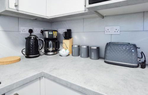 4 Bedroom 4 Bathroom Contractor House with Secure Locks on Each Bedroom Managed by Your Lettings Short Lets & Serviced Accommodation Peterborough including FREE Parking and WiFi - Foto 7