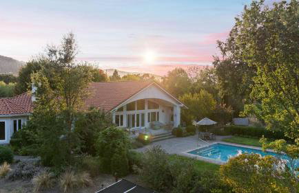 Vineyard Estate w Pool Spa Bocce Ball Mins to Wineries Park Lawndale Manor by AvantStay - Foto 45