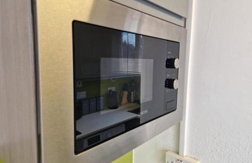 NEWLY Refurbed - Large Studio Apt With Private Parking - Foto 6