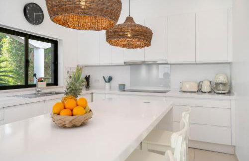 Luxury Private Family Villa with Pool AC & Parking - Foto 13