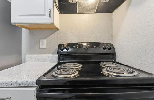 Comfortable bedroom and cozy living space - Foto 16