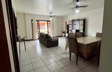 Apartamento amplo, 180m da praia - Foto 1