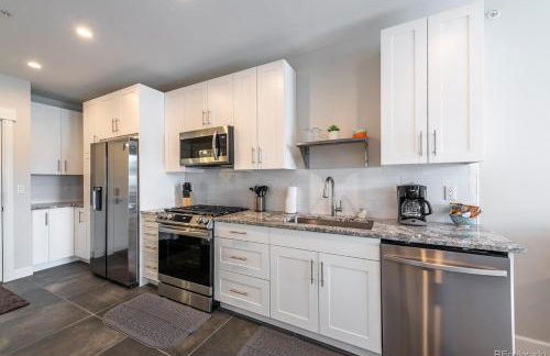 Stylish Grand Lake Retreat - King Bed - Walk to Lake - Foto 9