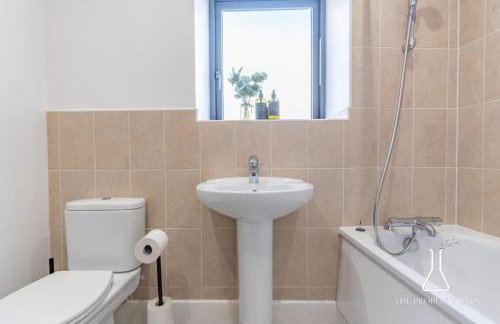 Luxury Birmingham City Centre Townhouse with BALCONY- Sleeps 10 - FREE Parking - Perfect for Contractors, Business Travellers, Families and other Groups - Near Bullring, Newstreet, Selfridges, NEC, NIA & Birmingham airport - Photo 35