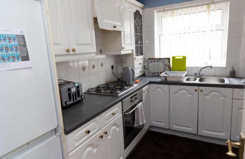 3 bed home sleeps 8 people located 1 min from train stop - Otley Terrace - Photo 31