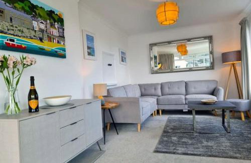 Spacious home with panoramic sea view, free parking EV & large garden - Photo 11