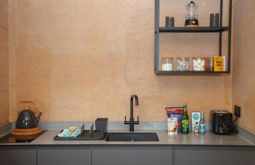 Luxury Glamping Cabin with Outdoor Bath on Cornish Meadow - Photo 37