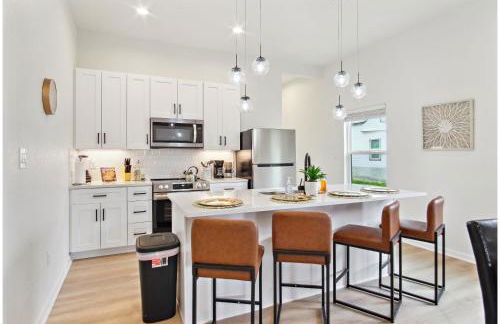 3BR-2BA Cityscape Haven with Panoramic Tower View - Foto 12