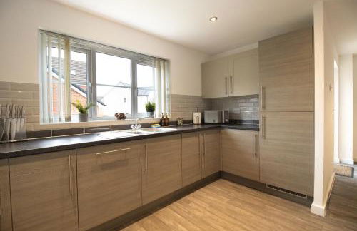 5 Bedroom House - Sleeps 10 - Parking - Trowbridge - Foto 13