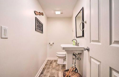 Deck with Fireplace Pet-Friendly Lake Lure Retreat - Foto 33