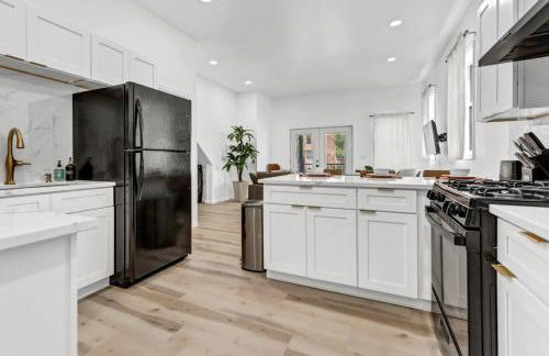 Stylish And Roomy Full House Dtwn - Photo 20