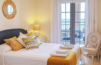 Vistas Increíbles y Confort en 1ª Línea de Playa - Photo 3