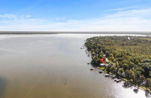 Lakefront - Spacious Family Getaway with Dock! - Foto 55