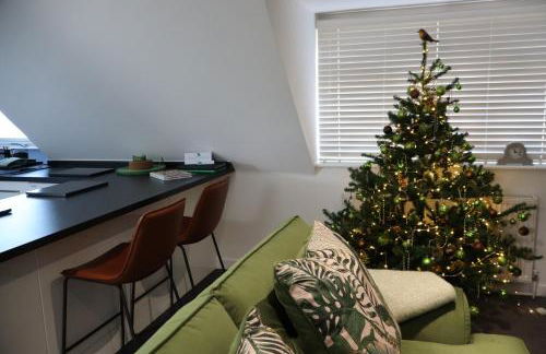 THE HIDEAWAY - LUXURY SELF CATERING COASTAL APARTMENT with PRIVATE ENTRANCE & KEY BOX ENTRY JUST A FEW MINUTES WALK TO THE BEACH, SOLENT WAY WALK, SHOPS and many EATERIES & BARS - FREE OFF ROAD PARKING,FULL KITCHEN, LOUNGE,BEDROOM , BATHROOM & WI-FI - Foto 19