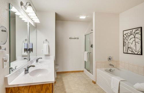 Luxury Prairie Retreat 5 Min from Madison! - Photo 26