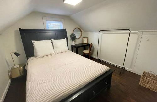 New! Cozy 4-bedroom w/ free parking. Dogs welcome! - Foto 8