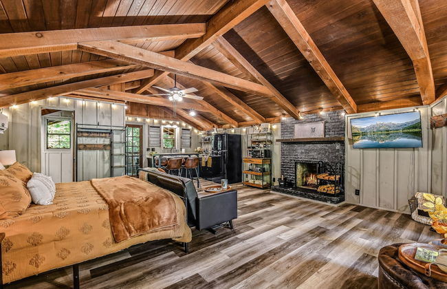 Light'n Bug Bungalow 1 Bedroom Cabin by RedAwning - Photo 2