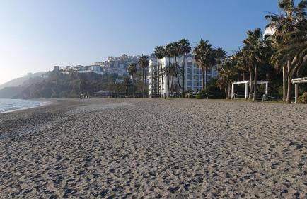 Stilfullt semesterhus nära pool och strand. - Foto 22