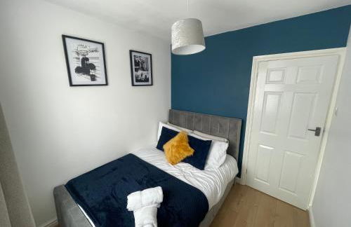 5 Bed Haven - Off Street Parking - Pool Table - Photo 15