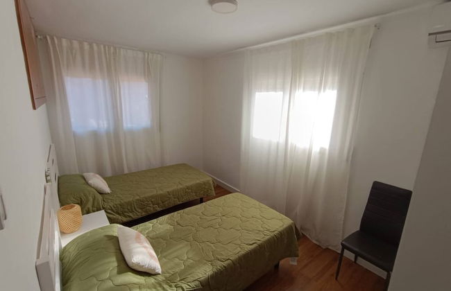 Apartment in Salou with swimming pool and garden - Photo 4