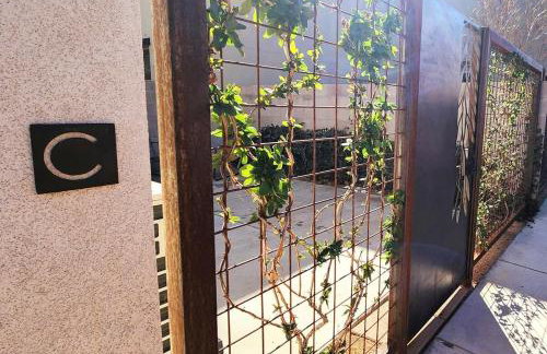 Chic Townhome Retreat nestled Downtown - Foto 7