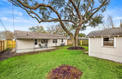 with Arcade and Covered Patio Sleep 9 in this 4 Bedroom 2 Bath Home 5 star host Deer Park TX - Foto 26