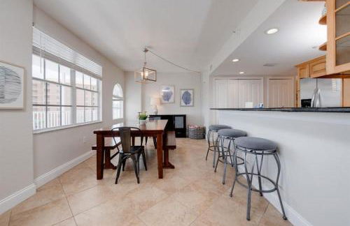 NEW Beach Condo 5 min walk to the Beach Sleeps 9 - Foto 7