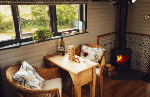 Lomu - Cosy Coastal Shepherd's Hut with Log-Burner and WiFi - Foto 2