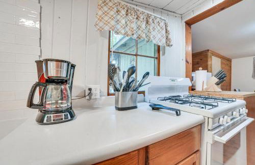 Rustic Michigan Lakeside Cabin with Private Dock! - Foto 11