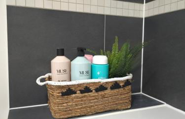 Canalside 1 bed flat - Foto 5