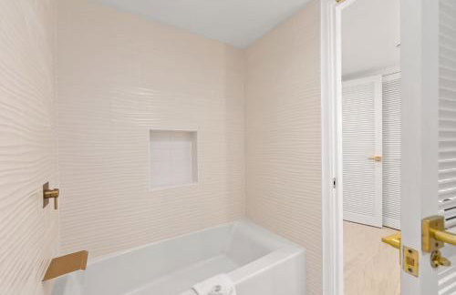 Honu Hale Penthouse 2 BDR Ocean View Waikiki - Photo 12