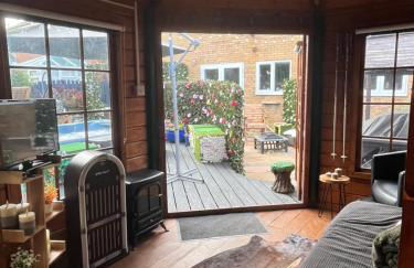 Romantic Swiss Cabin Hideaway & Hot Tub Spa Pool - Foto 11