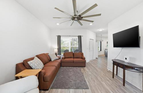 Modern Pine-Scented Retreat – 30 Mins to Beach! home - Foto 16