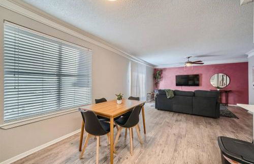 Chic 2B Getaway - 10min to DTWN - W/D, Pool, Prkg - Foto 2