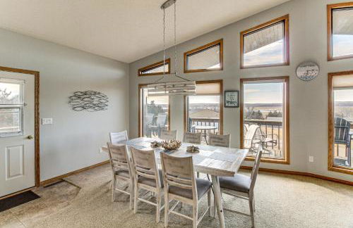 Deck with Lake Mac View! Spacious Family Retreat - Foto 7