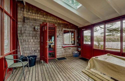 2BR Lakefront Cabin with Fireplace, Lake Views, Dock - Foto 16