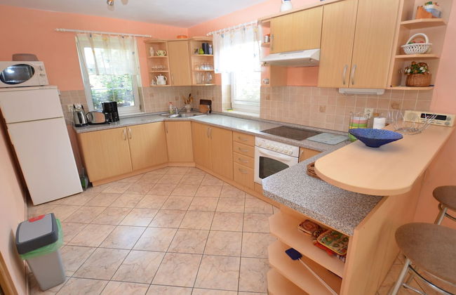 Comfortable Detached House With Large Garden - Photo 8