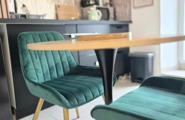 La longère du Moulin, logement T2 indépendant tout équipé avec cuisine, parking individuel avec portail, salon de jardin, belle grande chambre - Foto 6