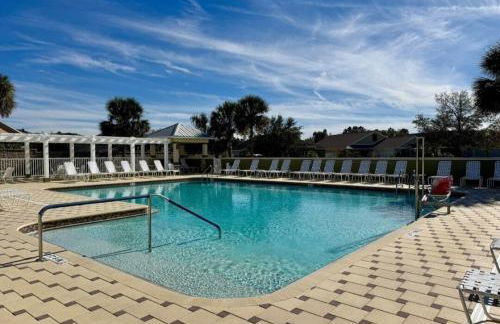 Cozy Oasis in Prime Location with Sunset Lake View, Golf Cart and Bathtub - Foto 44