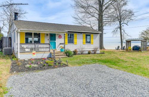 Riverfront Colonial Beach Home with Private Beach! - Foto 31