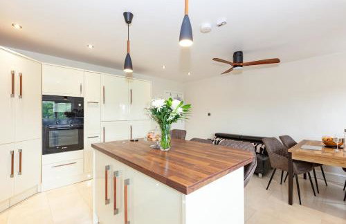 Modern 4 bedroom family home with driveway parking - Foto 9