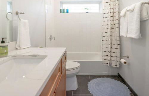 Beautiful Modern 3BR in the Grove ABODEbucks - Photo 36