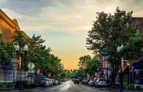 Updated and Spacious Home with Huge Yard Office and Decks - Foto 66