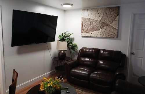1BR Apartment - Unit B - With Parking and 10min Walk to NYC Train Station - Foto 1