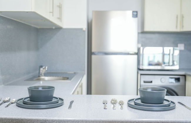 Yogi - Serene Romance in a Stylish Studio with City Views - Photo 7