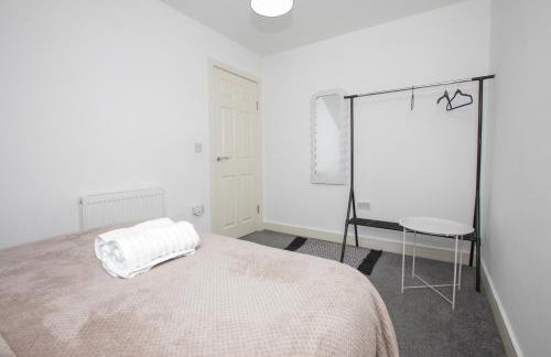 Spacious 4BR Home in Manchester with Parking & Wi-Fi - Foto 2